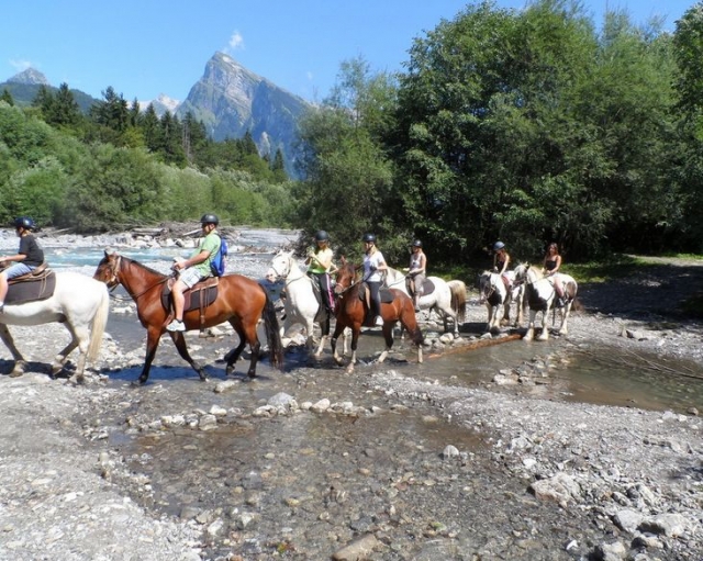  Cruzando o Giffre a cavalo